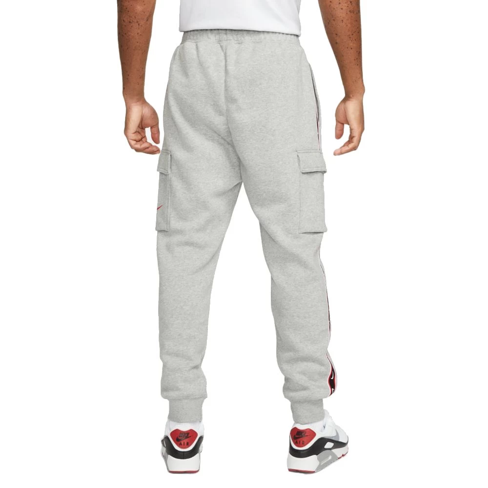 Nike Sportswear Repeat Fleece-Cargohose Herren Grau Schwarz Crimson 4 Nike Sportswear Repeat Fleece-Cargohose Herren Grau Schwarz Crimson – Bild 2